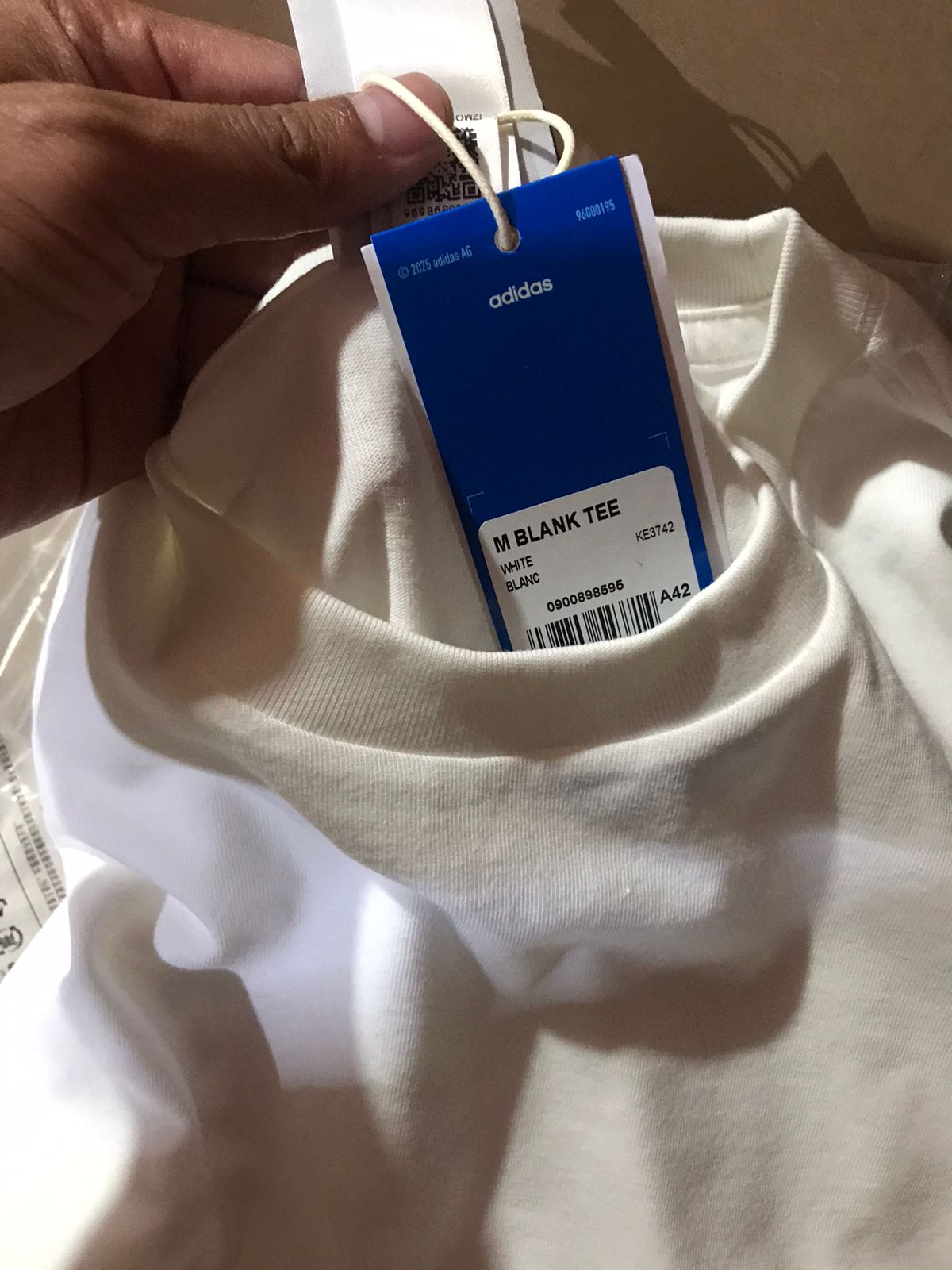 Detail hangtag dan kaos adidas